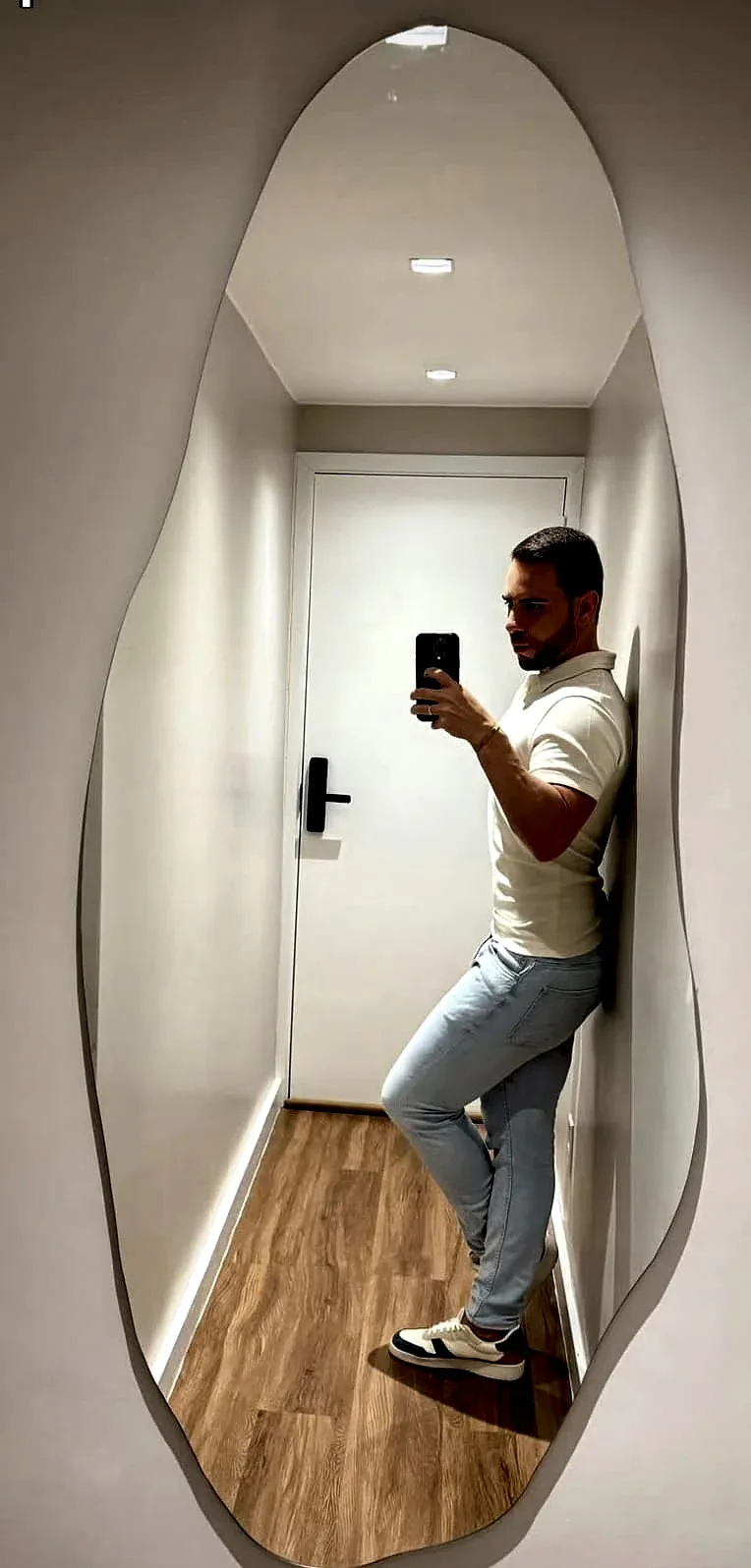 Espelho orgânico de corpo inteiro sem moldura em corredor