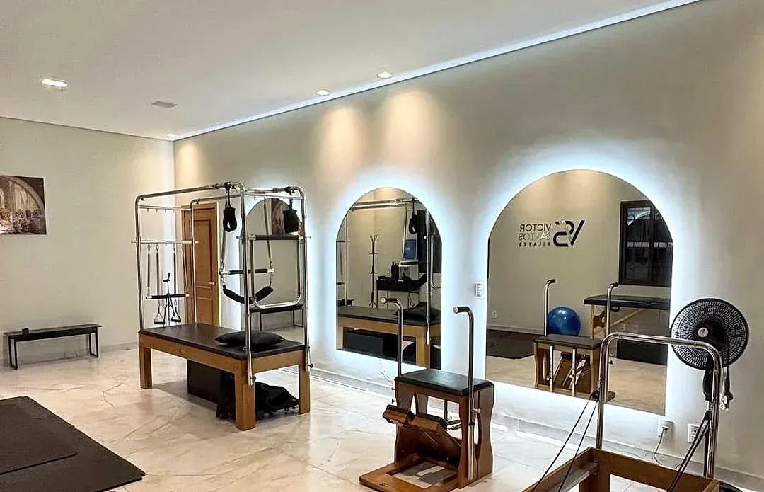 Espelhos em arco com LED em estúdio de pilates