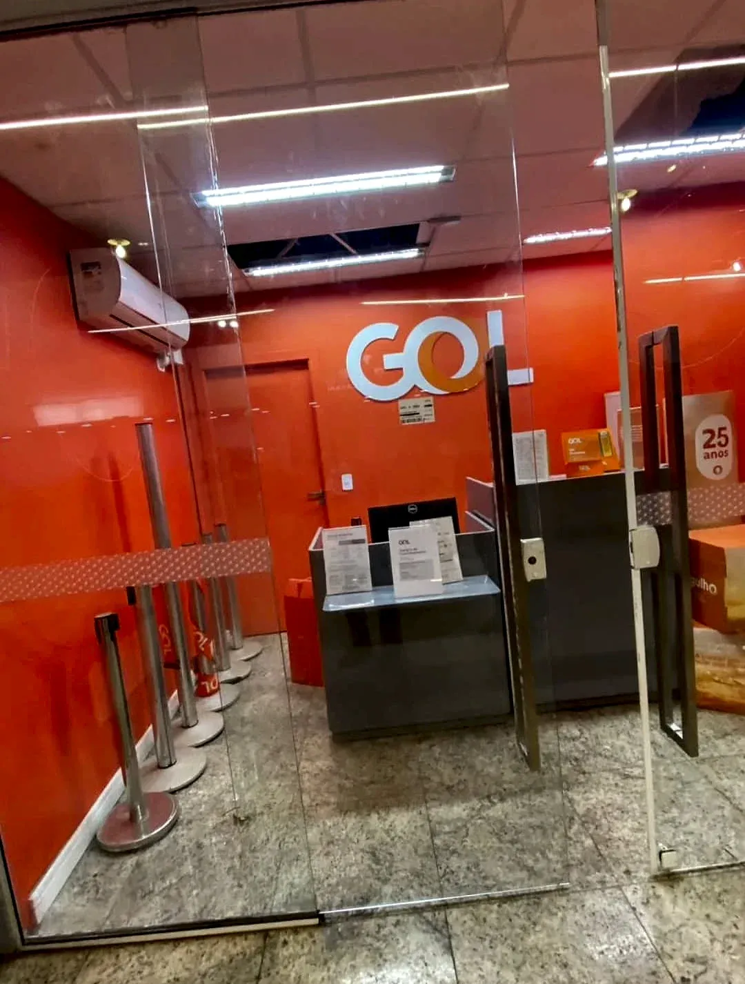 Fechamento e porta em vidro temperado em loja de atendimento de companhia aérea