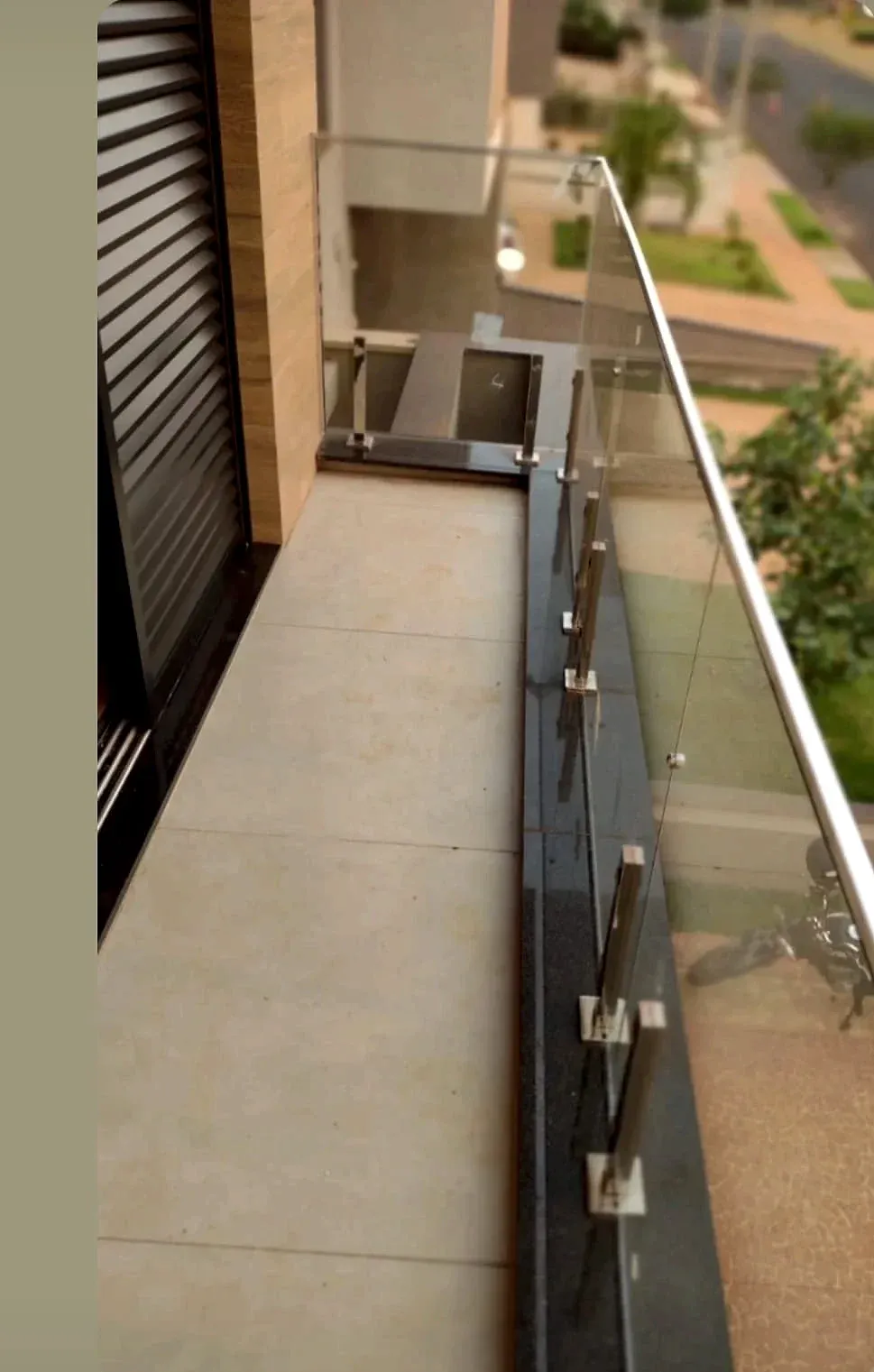 Guarda-corpo de vidro temperado com torres de inox na varanda