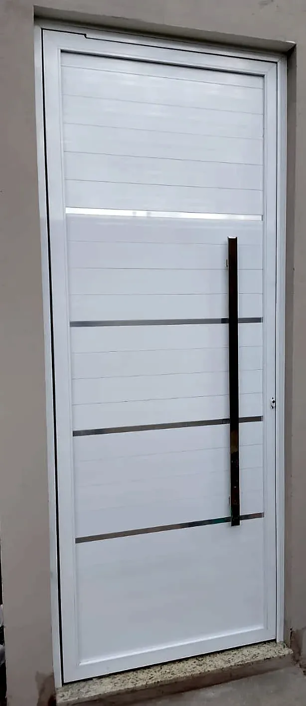 Porta pivotante em lambril de alumínio branco com frisos e puxador cromado