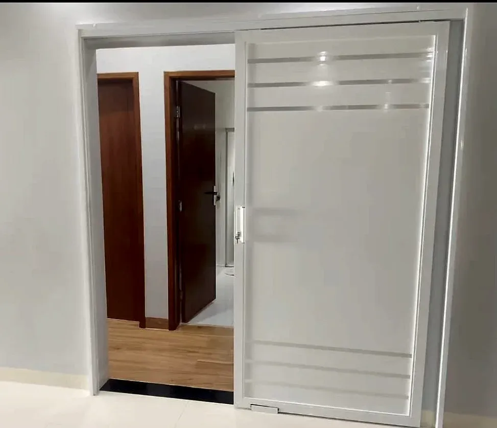 Porta de correr em lambril de alumínio branco com frisos