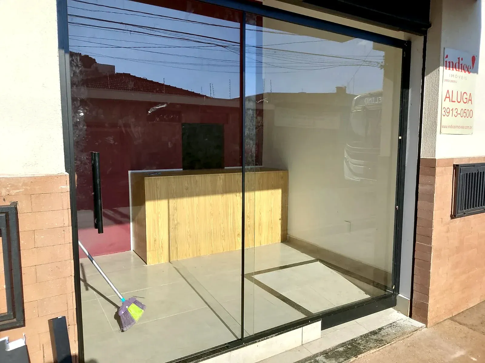 Vitrine de ponto comercial em vidro temperado com porta de correr