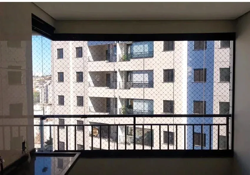 Sacada envidraçada com tela de proteção em apartamento