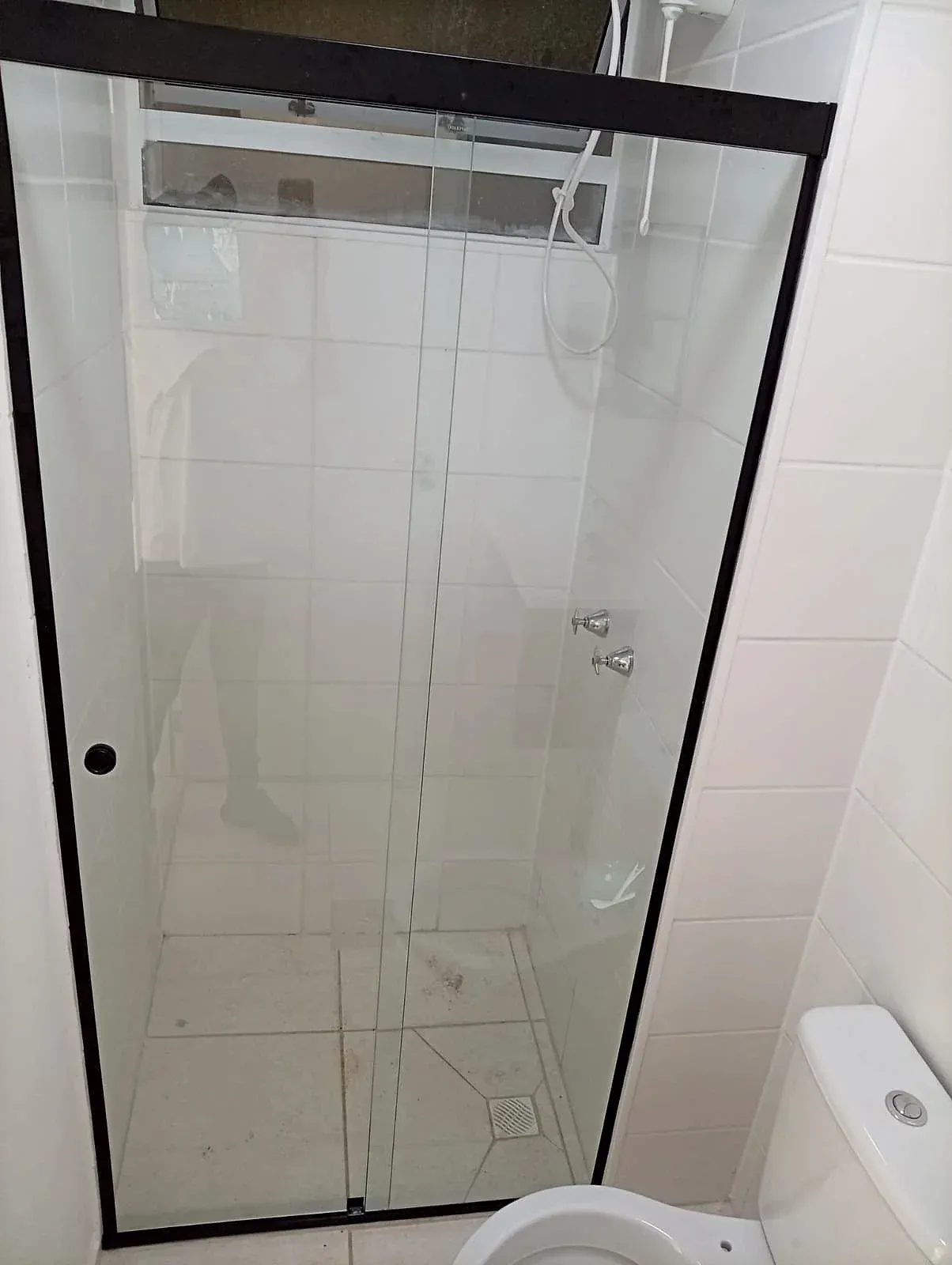 Box reto de vidro temperado com perfil preto em banheiro branco